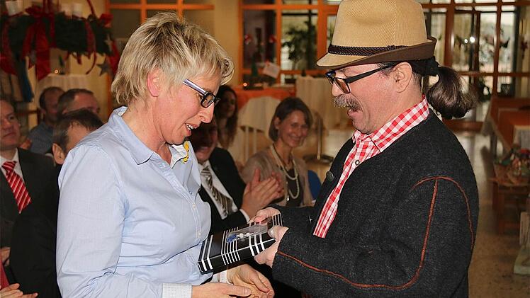 Lehrer Roland Full mit seinem Barwasser-Sketch auf die neue Rektorin Sabine Schalke im "Kleinöd Euerdorf".