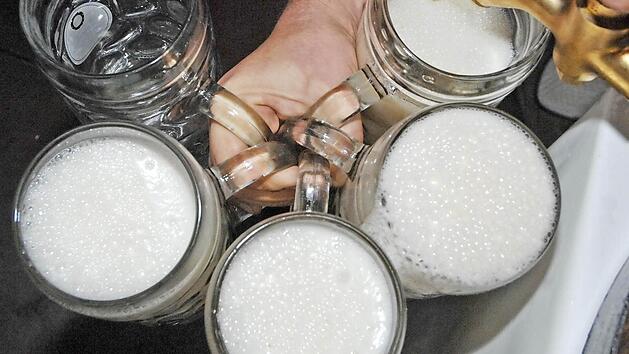 Ein Sicherheitszuschlag f&uuml;rs Sandkirchweihbier? Das ist eine von vielen &Uuml;berlegungen, wie man das Defizit des gr&ouml;&szlig;ten Bamberger Volksfestes decken k&ouml;nnte.  Foto: Ronald Rinklef