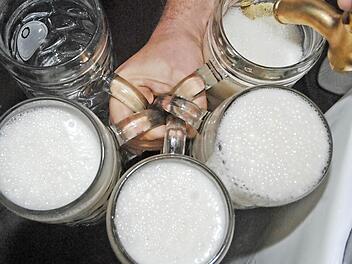 Ein Sicherheitszuschlag fürs Sandkirchweihbier? Das ist eine von vielen Überlegungen, wie man das Defizit des größten Bamberger Volksfestes decken könnte.  Foto: Ronald Rinklef