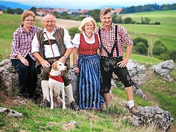 Elsi Düthorn mit Ehemann Andreas und ihren Eltern inmitten der Landschaft auf dem Görauer Anger, die sie so liebt. Foto: privat