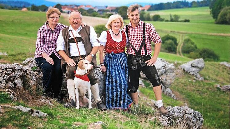 Elsi Düthorn mit Ehemann Andreas und ihren Eltern inmitten der Landschaft auf dem Görauer Anger, die sie so liebt. Foto: privat