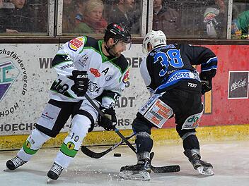 Daniel Jun (links) und der HEC hatten der schnellen, aggressiven und effektiven Spielweise der Riverkings aus Landsberg nur wenig entgegenzusetzen und wurden abgewatscht. Fotos: Picturedreams