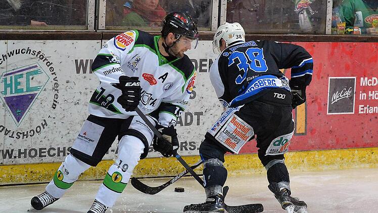 Daniel Jun (links) und der HEC hatten der schnellen, aggressiven und effektiven Spielweise der Riverkings aus Landsberg nur wenig entgegenzusetzen und wurden abgewatscht. Fotos: Picturedreams
