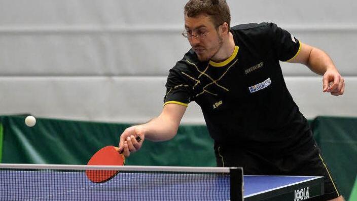 Daniel Glaas verlor sein Doppel mit Timo Kaiser im Entscheidungssatz und das Spiel mit dem SC Adelsdorf gegen die DJK Nürnberg II. Der Abstieg aus der Landesliga stand aber schon vorher fest.  Foto: Picturedreams