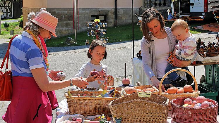 Viel zu sehen und eine ungeheure Bandbreite an Ständen gab es beim Gartenfestival in Maria Bildhausen.  Foto: Dieter Britz
