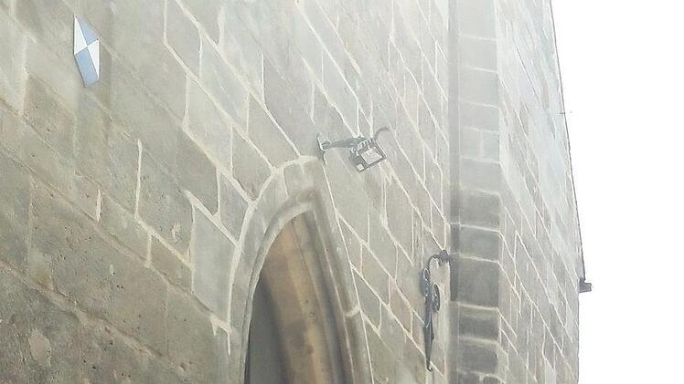 Plakat vor der Kirche  Foto: bp