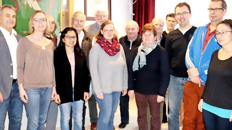 Die Geehrten und der neue Vorstand: Ludwig Nagel, Christine Ballreich, Hans Wimmelbacher, Juliana Lankes, Harald Gruhl, Annette Roland, Wolfgang König, Franz Hasenberger, Anita Ruß, Erwin Lang, Urban Rohrmoser, Thorsten Maisel, Harry Lorz und Genoveva Wolf Foto: Johanna Blum