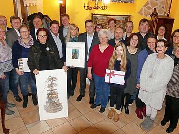 Strahlende Gesichter bei Spendern, Sponsoren und Gewinnern anl&auml;sslich der Preis&uuml;bergabe der "Dreik&ouml;niglos-Aktion" von Kiwanis  Foto: H&uuml;bner