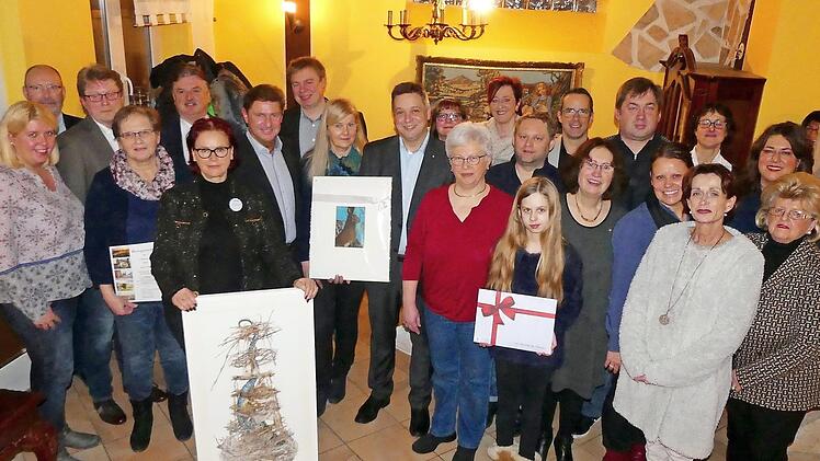 Strahlende Gesichter bei Spendern, Sponsoren und Gewinnern anl&auml;sslich der Preis&uuml;bergabe der "Dreik&ouml;niglos-Aktion" von Kiwanis  Foto: H&uuml;bner