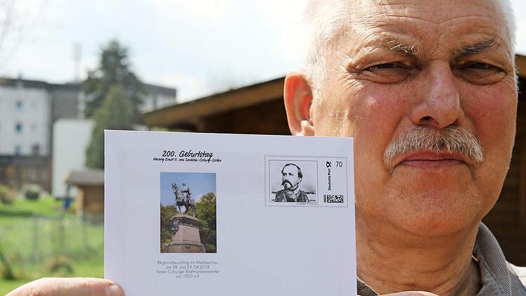 Die Coburger Briefmarkenfreunde haben für den Regionaltauschtag 2018 eine Ganzsache zum Gedenken an den 200. Geburtstag Herzog Ernst II. von Sachsen-Coburg und Gotha aufgelegt. Vorsitzender Werner Pollach präsentiert den aktuellen Plusbrief.  Foto: Wolfgang Desombre