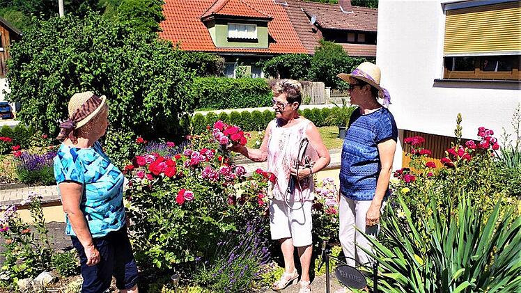 Gerne zeigte Helga Rattinger (Mitte) den Besuchern ihr kleines Paradies.  Fotos: Gerd Fleischmann