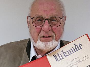 Nach 38 Jahren als Zweiter Vorsitzender erhielt Klaus Absmann als erster Memmelsdorfer die Willy-Brandt-Medaille.  Foto: Pia Bayer