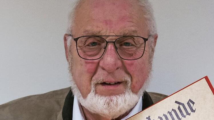 Nach 38 Jahren als Zweiter Vorsitzender erhielt Klaus Absmann als erster Memmelsdorfer die Willy-Brandt-Medaille.  Foto: Pia Bayer