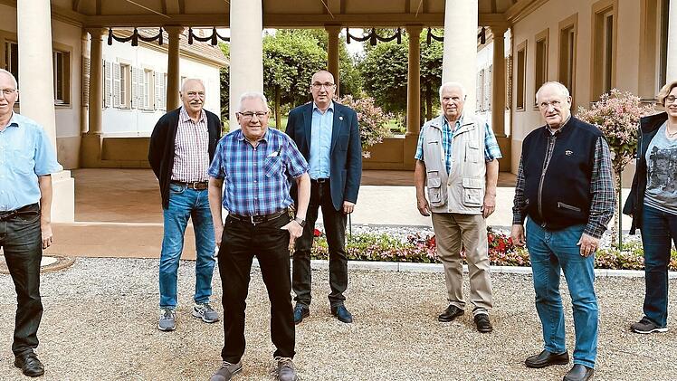 Auf dem Bild von links nach rechts der Vorstand des Vereins: Berthold Hümpfer, Rüdiger Weidinger, Helmut Wischang, Andreas Sandwall, Peter Walkenhorst, Dr. Konrad Löbmann und Beatrice Rose-Ebel.