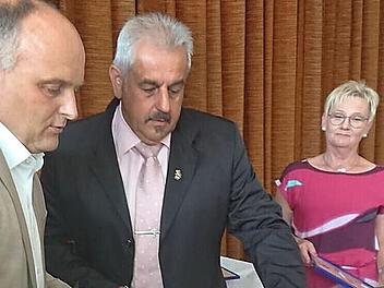 Eintrag ins Goldene Buch: (von links) Bürgermeister Daniel Wehner, Egon Keßler und Ehefrau Birgit.