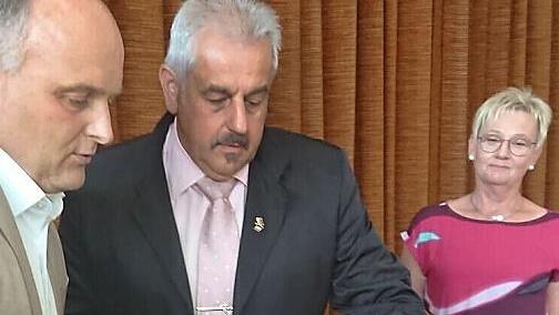 Eintrag ins Goldene Buch: (von links) Bürgermeister Daniel Wehner, Egon Keßler und Ehefrau Birgit.