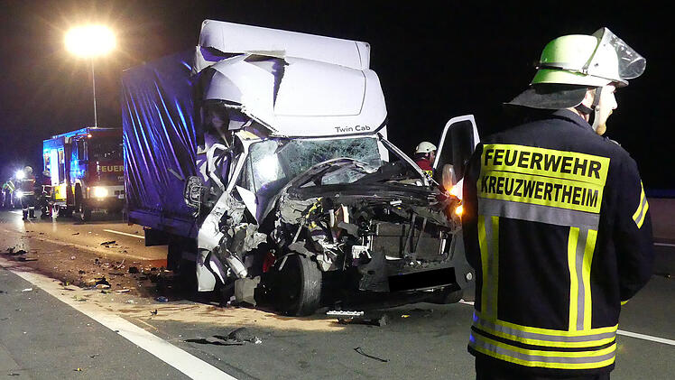 A3 Richtung Frankfurt: Transporter knallt in Lkw-Heck - Fahrer hat Riesenglück
