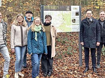 Freuen sich über die neue Wandertafel: Bürgermeister Bäuerlein (Rauhenebrach), Bürgermeister Depner (Knetzgau), U. Schmidt (Lebensregion plus), K.-H. Mock (Steigerwaldklub), T. Wagner und J. Popp (beide Naturpark Steigerwald), Landrat Töpper (Schw...