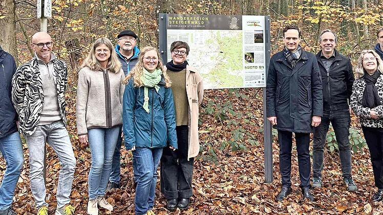 Freuen sich über die neue Wandertafel: Bürgermeister Bäuerlein (Rauhenebrach), Bürgermeister Depner (Knetzgau), U. Schmidt (Lebensregion plus), K.-H. Mock (Steigerwaldklub), T. Wagner und J. Popp (beide Naturpark Steigerwald), Landrat Töpper (Schw...