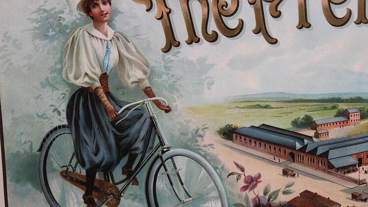 Denn inzwischen hatte sich die Mode geändert: Beinkleider und sogenannte Bloomers (Bild) zogen Frauen an, wenn sie sich aufs Rad schwangen. Nicht wenige Artgenossinnen fanden das jedoch "unziemlich".
