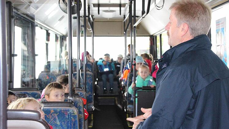 Im Bus bitte nicht essen und trinken!