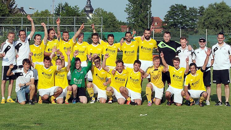Am Sonntagabend begannen die Feierlichkeiten beim TSV Ebensfeld nach dem Spiel in Stegaurach. Am Montagabend waren die Ebensfelder noch immer am Feiern...