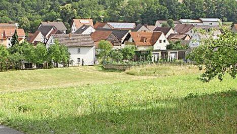 Blick auf den Ortsteil Schönbrunn, wo einem Baugebiet auf den Grundstücken im Vordergrund die erste Priorität zugemessen wird. Dazu soll demnächst eine Bürgerversammlung stattfinden. Fotos: Günther Geiling