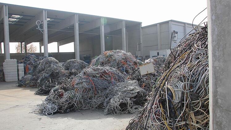 Auf dem Betriebshof der Firma Loacker: Das Unternehmen recycelt Kabelschrott. Auf unserem Archivbild ist das Problem, das zu den Umweltbelastungen geführt hat, gut zu erkennen. Die Produktionshalle ist offen. Heute ist die Halle geschlossen und das Problem damit offenbar gelöst.