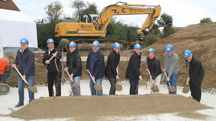 Griffen zur Schaufel: (v. li.): Josef Fugmann, Klaus Rübensaal, Dominik Fugmann, Johannes Morhard, Christian Meißner, Gregor Friedlein-Zech, Wolfgang Simon, Rolf Schubert und Thomas Petrak.  Foto: Gerda Völk