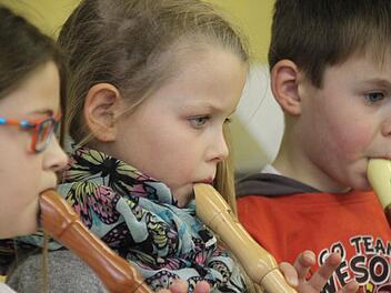 Drei Schüler von Elke Schindhelm spielen Weihnachtslieder im Flöten-Unterricht. Foto: Sarah Stieranka