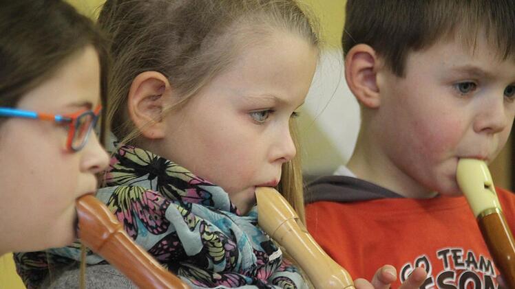 Drei Schüler von Elke Schindhelm spielen Weihnachtslieder im Flöten-Unterricht. Foto: Sarah Stieranka