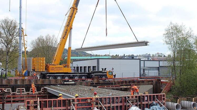 Hier hängen 44 Tonnen am Haken. Die Träger schweben heran und werden exakt eingepasst.  Foto: Ulrike Nauer
