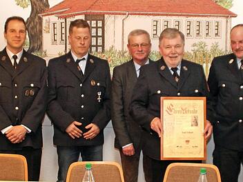 Die Feuerwehr Schlimpfhof ehrte Ehrenmitglied Ewald Schlereth. Auf unserem Bild sind (von links) Tobias H&auml;rterich, Marcel Grom, Achim Greul, B&uuml;rgermeister Gotthard Schlereth, Ewald Schlereth, Steffen Meder und Paul Bieber zu sehen.  Foto: Ernst Muschalik