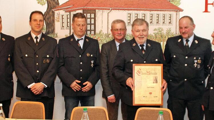 Die Feuerwehr Schlimpfhof ehrte Ehrenmitglied Ewald Schlereth. Auf unserem Bild sind (von links) Tobias H&auml;rterich, Marcel Grom, Achim Greul, B&uuml;rgermeister Gotthard Schlereth, Ewald Schlereth, Steffen Meder und Paul Bieber zu sehen.  Foto: Ernst Muschalik