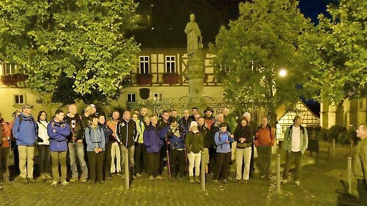 Burgvogt Eddi Klug verabschiedete die Coburgwanderer auf dem Königsberger Marktplatz.