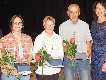 Den Ehrenamtspreisträgern Christiane Stark, Karin Götz und Harry Nausch (von links mit Blumen) gratulierten Kreisvorsitzender Jürgen Rückert, Bezirksvorsitzende Monika Engelhardt und BLSV-Präsident Jörg Ammon (von links).  Foto: Horst Wunner