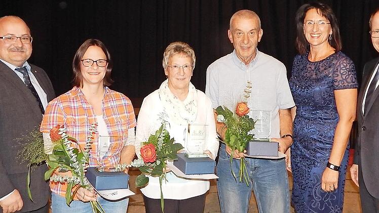 Den Ehrenamtspreisträgern Christiane Stark, Karin Götz und Harry Nausch (von links mit Blumen) gratulierten Kreisvorsitzender Jürgen Rückert, Bezirksvorsitzende Monika Engelhardt und BLSV-Präsident Jörg Ammon (von links).  Foto: Horst Wunner