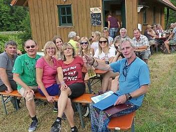 Die Mitglieder der Skilift-Gesellschaft machten sich ihr eignes Bild davon, wie ihre Skihütte in den Sommermonaten genutzt wird. Foto: Pöhlmann