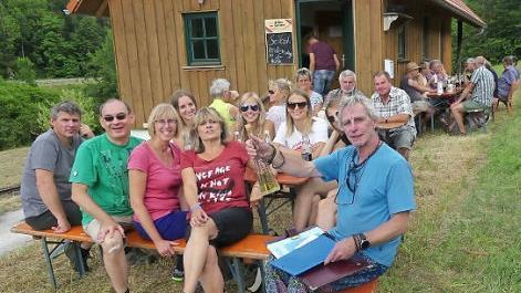 Die Mitglieder der Skilift-Gesellschaft machten sich ihr eignes Bild davon, wie ihre Skihütte in den Sommermonaten genutzt wird. Foto: Pöhlmann