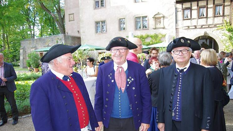 In Tracht beim Stehempfang.