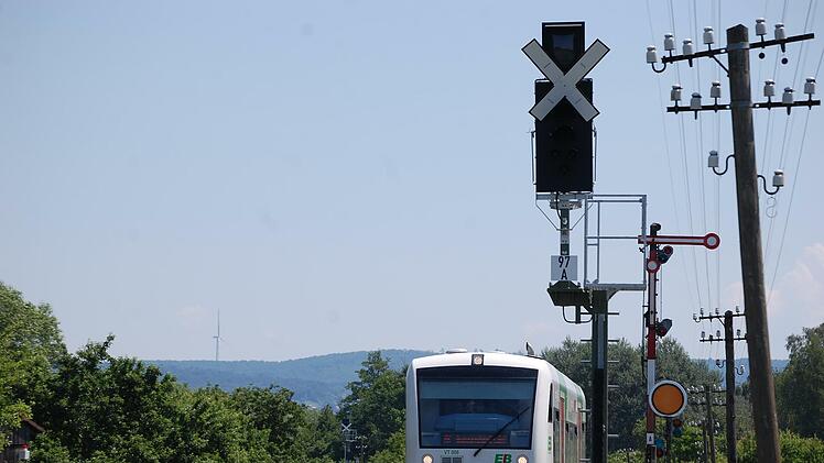 Die Zeichen an der Saaletalbahn zwischen Hammelburg und Diebach stehen auf Modernisierung. Das geht nicht geräuschlos von statten. Montag bis Donnerstag könnte es wegen der Arbeiten am Bahnübergang Westheim nachts lauter werden.