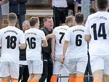 Ob die Ebersdorfer Spieler um Trainer Dieter Kurth auch im Derby Grund zum Jubeln haben?
