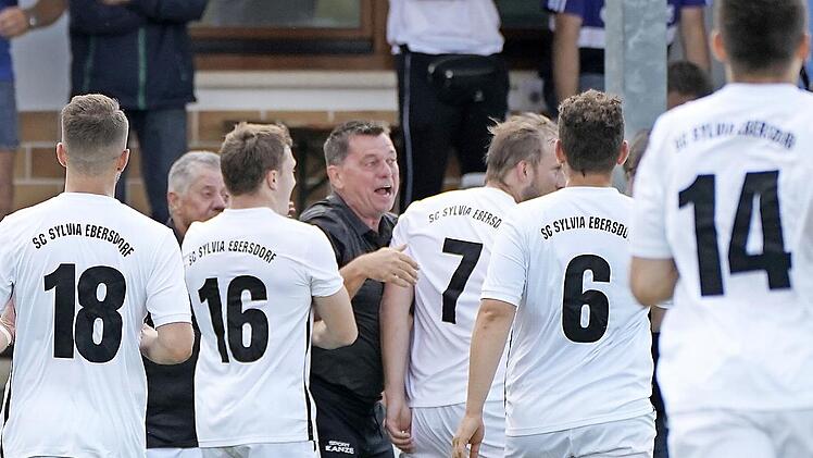 Ob die Ebersdorfer Spieler um Trainer Dieter Kurth auch im Derby Grund zum Jubeln haben?
