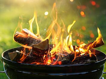 Offene Flammen - wie hier in einer Holz-Feuerschale - hat der Markt Zeitlofs wegen der großen Brandgefahr auch im Privatbereich verboten. Foto: Pasko Maksim - stock.adobe