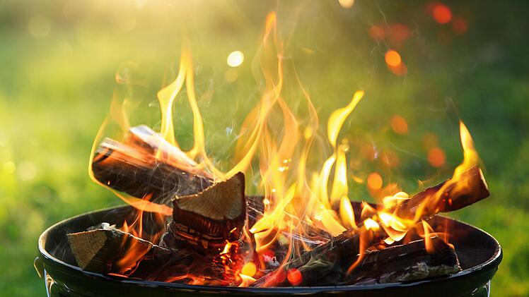 Offene Flammen - wie hier in einer Holz-Feuerschale - hat der Markt Zeitlofs wegen der großen Brandgefahr auch im Privatbereich verboten. Foto: Pasko Maksim - stock.adobe