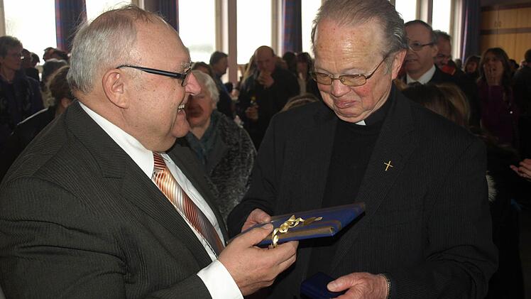 Im vergangenen Jahr wurde Pfarrer Balthasar Ambert (rechts) verabschiedet. Links Bürgermeister Siegfried Erhard.