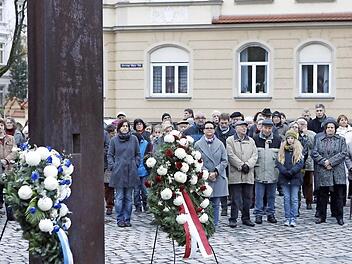 168 Bamberger jüdischen Glaubens wurden in der Nacht des 9. Novembers 1938 verhaftet, 81 von ihnen ins Konzentrationslager deportiert. Viele Bamberger gedachten der Opfer des Naziterrors vor dem Mahnmal am Synagogenplatz.  Foto: Matthias Hoch