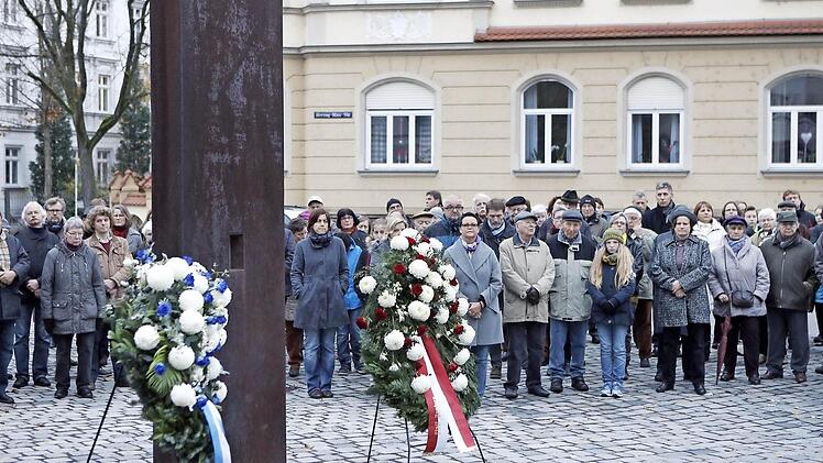 168 Bamberger jüdischen Glaubens wurden in der Nacht des 9. Novembers 1938 verhaftet, 81 von ihnen ins Konzentrationslager deportiert. Viele Bamberger gedachten der Opfer des Naziterrors vor dem Mahnmal am Synagogenplatz.  Foto: Matthias Hoch