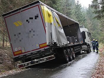 Der Fahrer des Sattelzugs war beim Rückwärtsfahren zu weit nach links geraten, so dass die Räder im aufgeweichten Bankett versanken. Foto: Friedwald Schedel