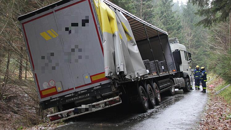 Der Fahrer des Sattelzugs war beim Rückwärtsfahren zu weit nach links geraten, so dass die Räder im aufgeweichten Bankett versanken. Foto: Friedwald Schedel